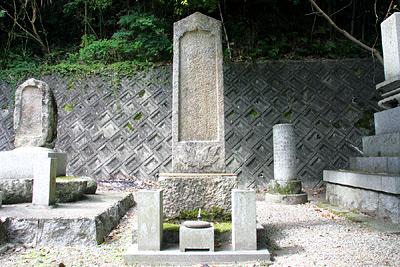 常立寺の小原信利公墓碑の写真