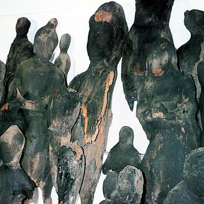 黒こげの仏像達の写真