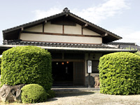 緑の庭と日本家屋の写真