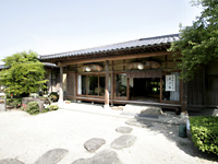 白い砂の庭と縁側のある日本家屋の写真
