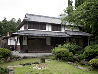 緑の庭のある日本家屋の写真