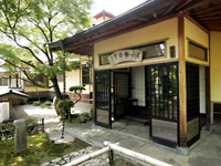 純和風の上野焼資料館の入り口の写真