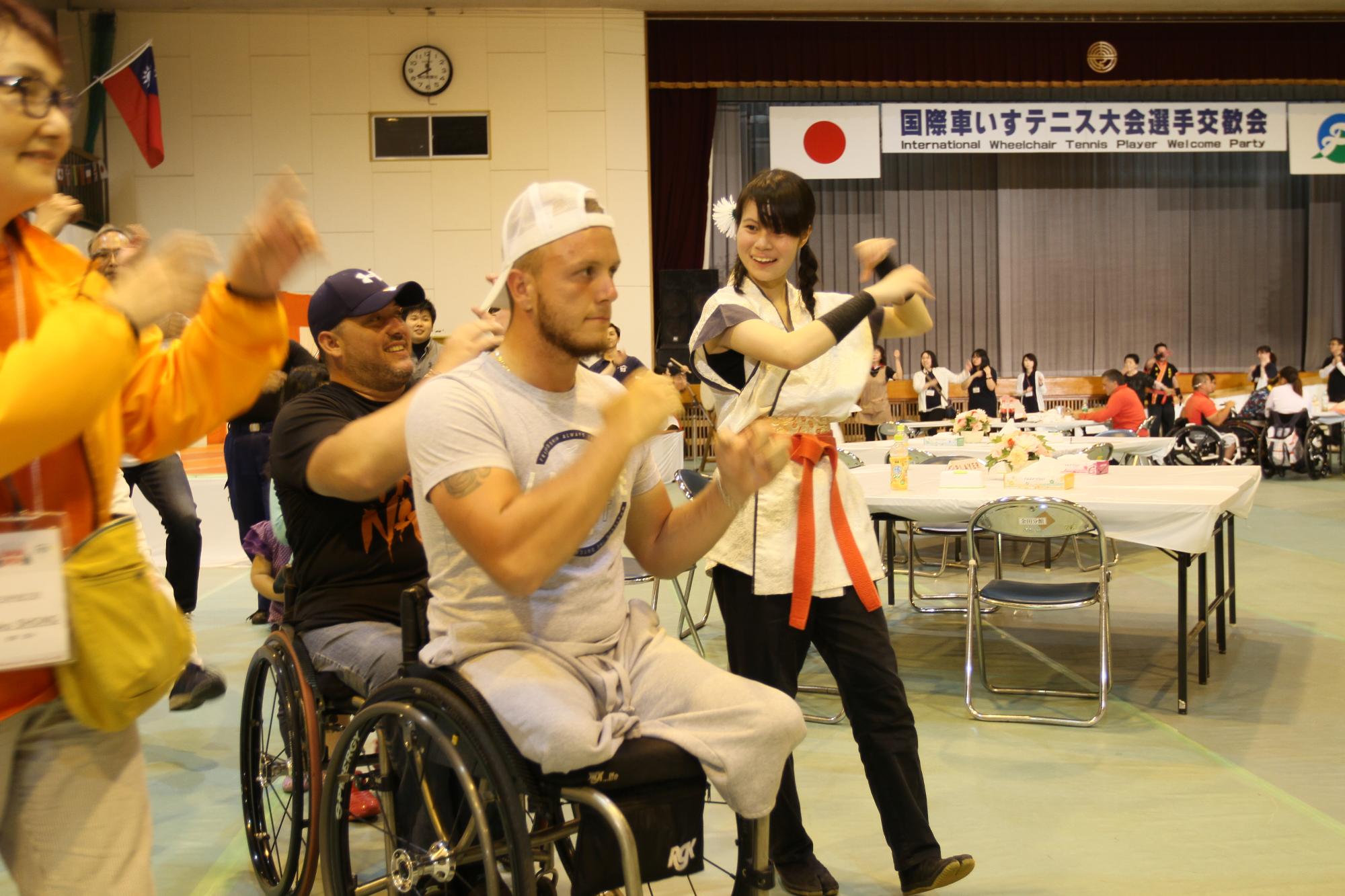 選手とスタッフ、来場者が輪を作り、盆踊りを踊る様子