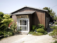 茶色い外壁の建物の写真