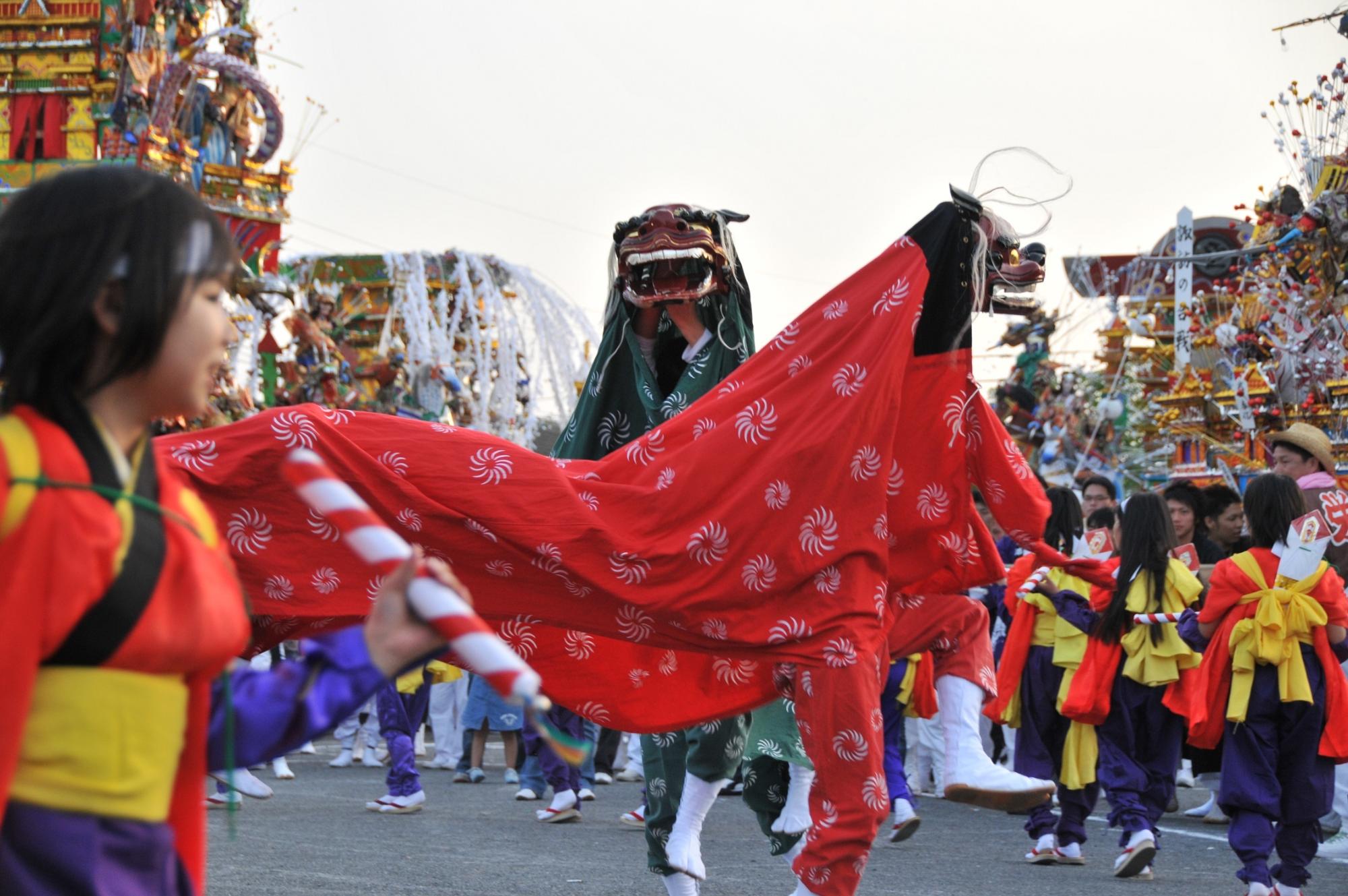 白鬚神社神幸祭の獅子舞稚児舞の様子